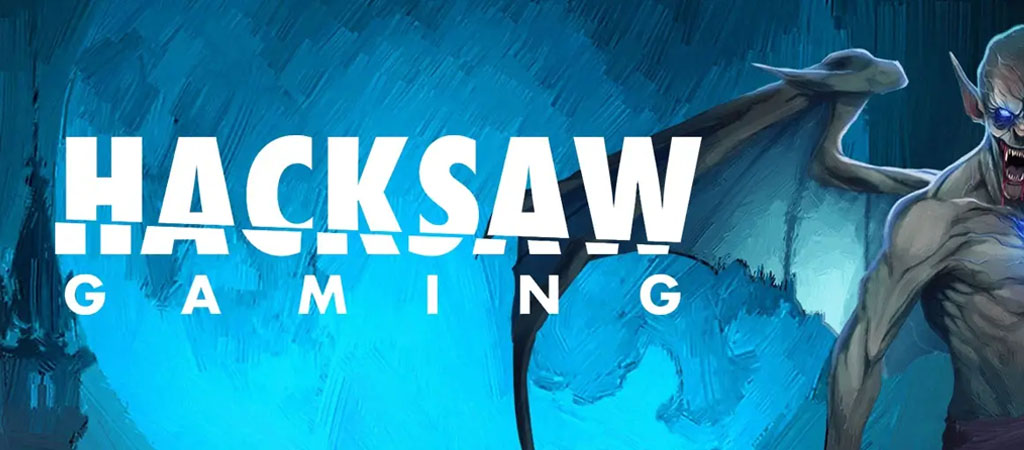 Hacksaw Gaming logó kék háttéren, denevérszárnyas szörnykarakterrel, horror témájú kaszinójáték illusztrációban.