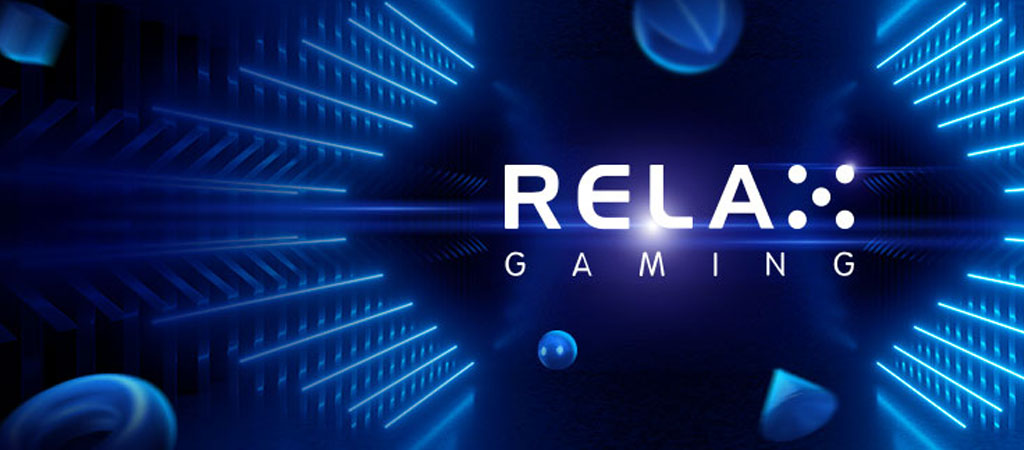 Relax Gaming logó futurisztikus kék háttéren, lebegő szimbólumokkal és fénycsíkokkal.
