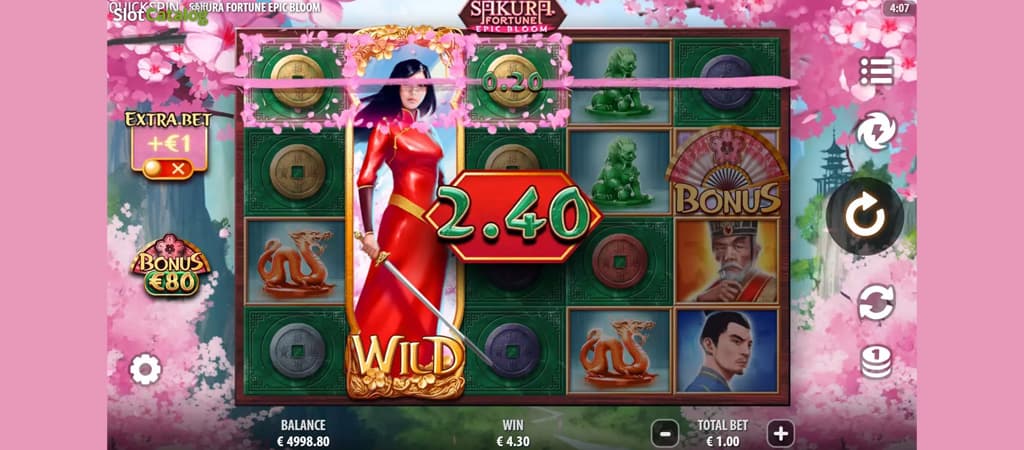 Sakura Fortune nyerőgépes játék képernyőképe cseresznyevirágos háttérrel, WILD szimbólummal és keleti témájú ikonokkal.