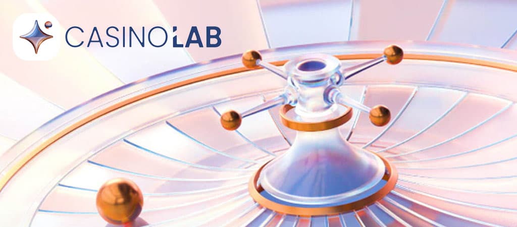 Casino Lab logó modern stílusban, futurisztikus dizájnú rulettkerékkel, világos és elegáns színvilágban.