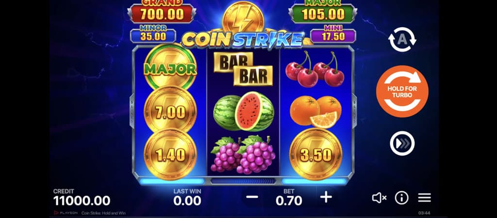 Coin Strike nyerőgép játékmenet: gyümölcsös szimbólumok, jackpot nyeremények és Hold and Win funkció.